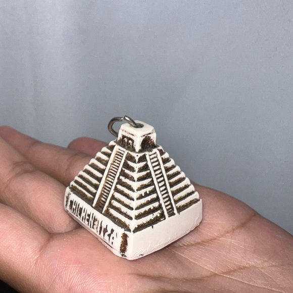Yucatán, Mexico souvenir pyramid key charm - Picture 2 of 4